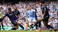 Pemain Manchester City, Phil Foden, melepaskan tendangan saat melawan Aston Villa pada laga Liga Inggris di Stadion Etihad, Minggu (22/5/2022). (AP/Dave Thompson)