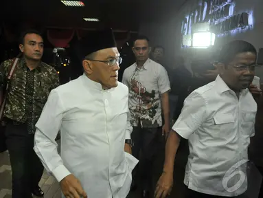 Ketua Umum Partai Golkar Aburizal Bakrie seperti tidak percaya bahwa Ketum Gerindra Suhardi meninggal dunia, Jakarta, Kamis (28/8/2014) (Liputan6.com/Johan Tallo