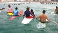 Para peselancar memperingati 10 Tahun Tsunami Aceh di Pantai Bondi, Sydney, Australia. (smh.com.au)
