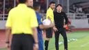 <p>Ekspresi kemarahan pelatih Timnas Indonesia, Shin Tae-yong terhadap pelatih Thailand, Alexandre Polking dalam laga matchday ketiga Grup A Piala AFF 2022 di Stadion Utama Gelora Bung Karno, Senayan, Jakarta, Kamis (29/12/2022) sore WIB. (Bola.com/Abdul Aziz)</p>