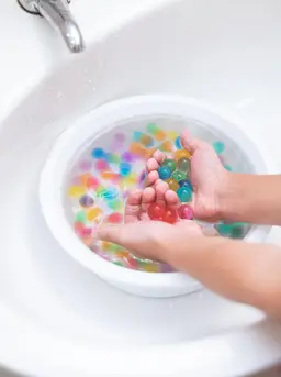 Untuk mengasah kedua kemampuan tersebut, Sahabat Fimela bisa menghadirkan aktivitas bermain yang menyenangkan sekaligus edukatif, salah satunya dengan menggunakan water beads. [Dok/freepik.com/Mateus Andre]