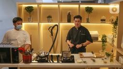 Master chef memberikan kelas demo memasak ikan salmon di MODENA Home Center PIK, Jakarta, Rabu (1/7/2020). Konsumen tidak hanya dapat menikmati inovasi produknya saja, namun sekaligus dapat meningkatkan estetika pada interior rumah. (Liputan6.com)