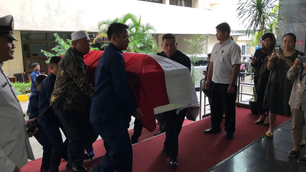 Jenazah Mien Sugandhi Disemayamkan di Kementerian PPPA