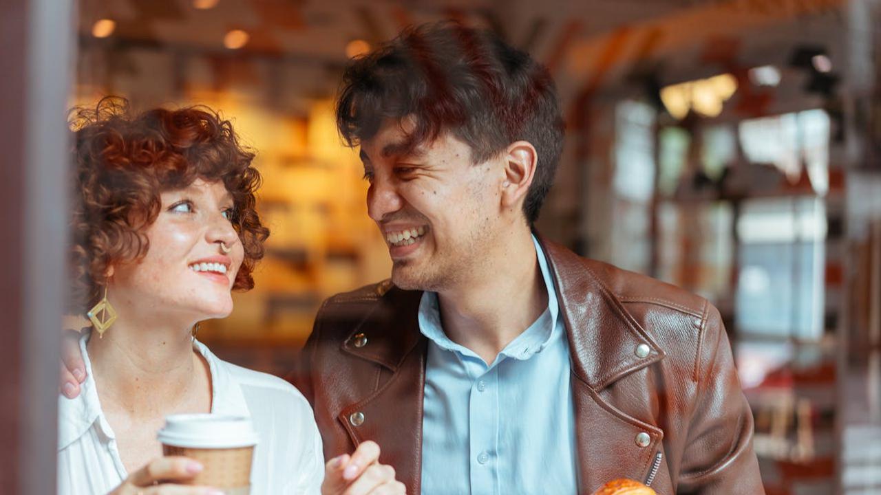 Ilustrasi Eye Contact dan Senyuman Ringan