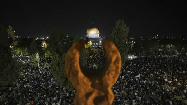 Umat Muslim Palestina Berburu Malam Lailatul Qadar