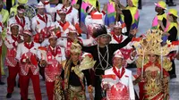 Kontingen Indonesia saat berdefile pada Pembukaan Olimpiade 2016 di Stadion Maracana.  