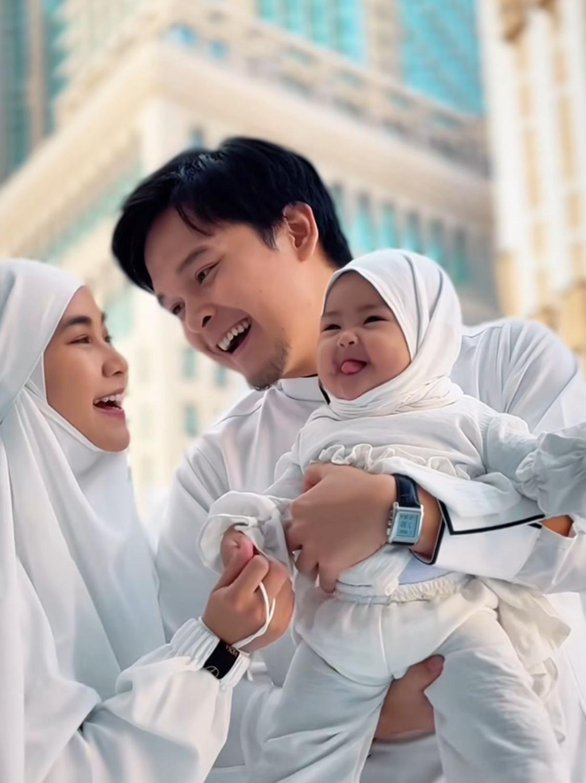 Potret Manis Anisa Rahma dan Suami Umroh saat Ramadan, Momen Bareng Si Kecil Jadi Sorotan