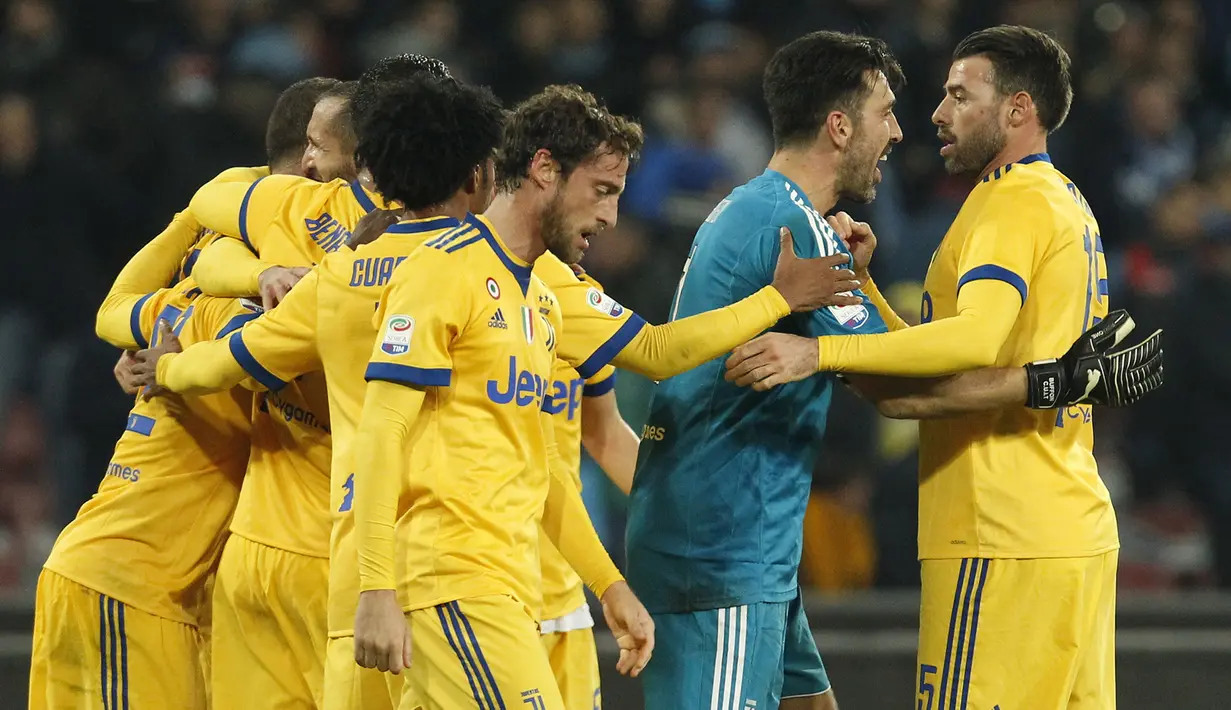 Kiper Juventus, Gianluigi Buffon (2kanan) merayakan kemenangan atas Napoli bersama rekan setimnya usai laga Serie A di San Paolo stadium, Naples, (1/12/2017). Juventus menang 1-0 atas Napoli. (AFP/Carlo Hermann)