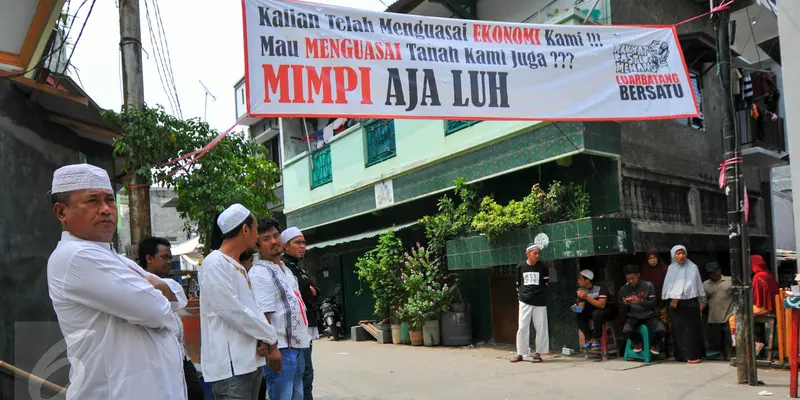 20160420-Spanduk Protes Penggusuran Menjamur di Luar Batang-Jakarta