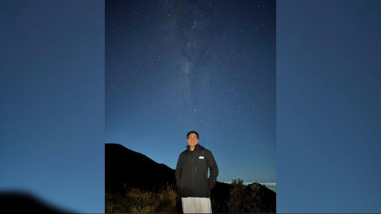 7 Potret Jerome Polin saat Naik ke Gunung Merbabu, Takjub Melihat Keindahan 'Milky Way