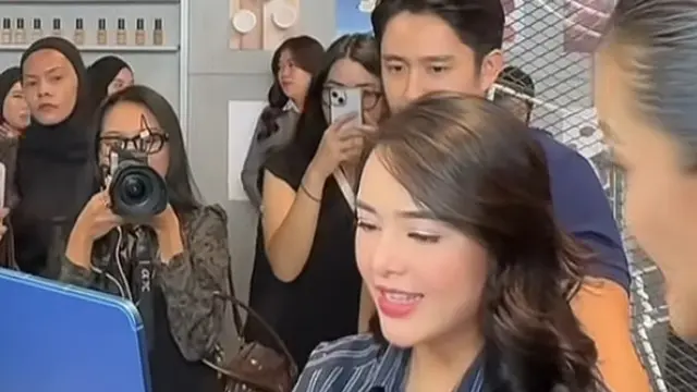 Amanda Manopo kenakan kemeja berdasi.  [@larasocta_]