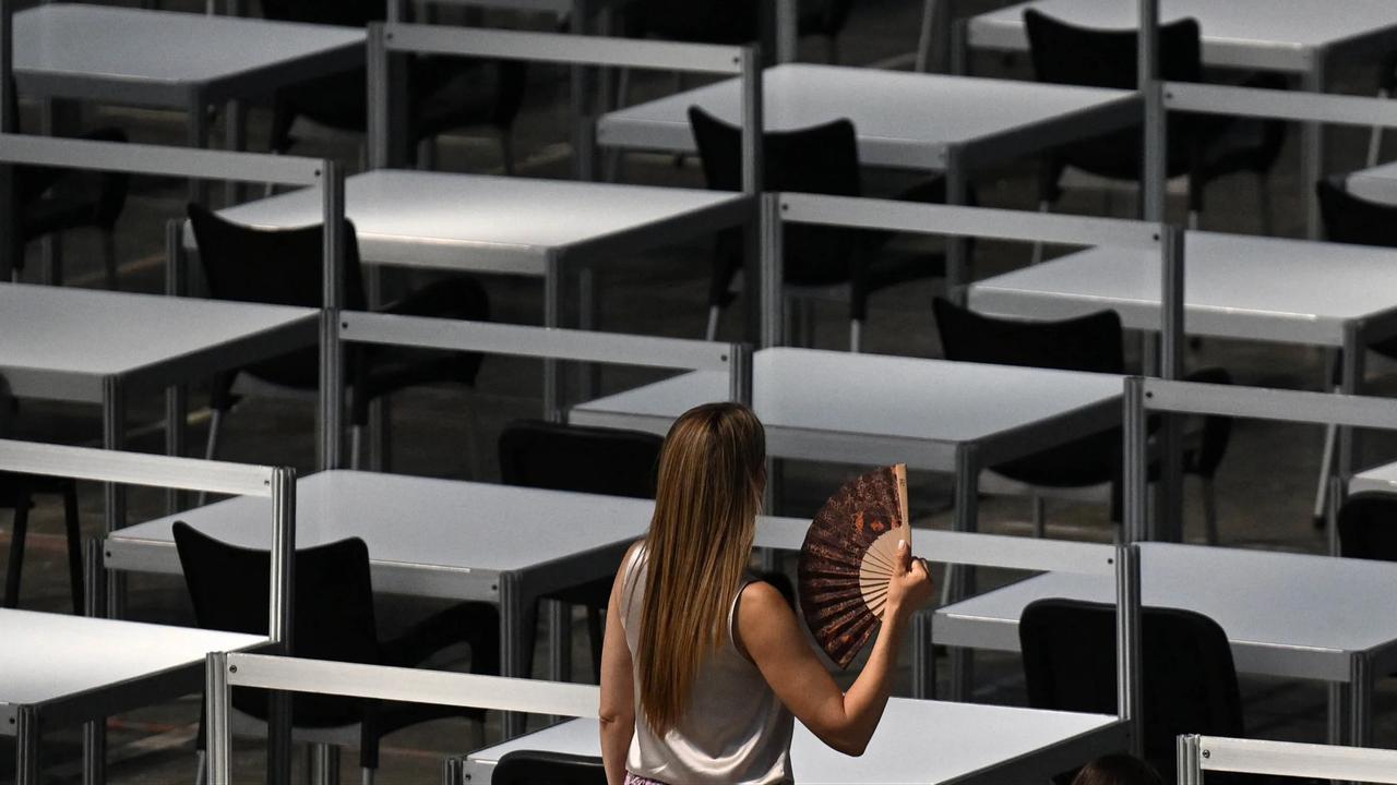 FOTO: Gelombang Panas Ekstrem Iringi Ujian Masuk Universitas di Serbia