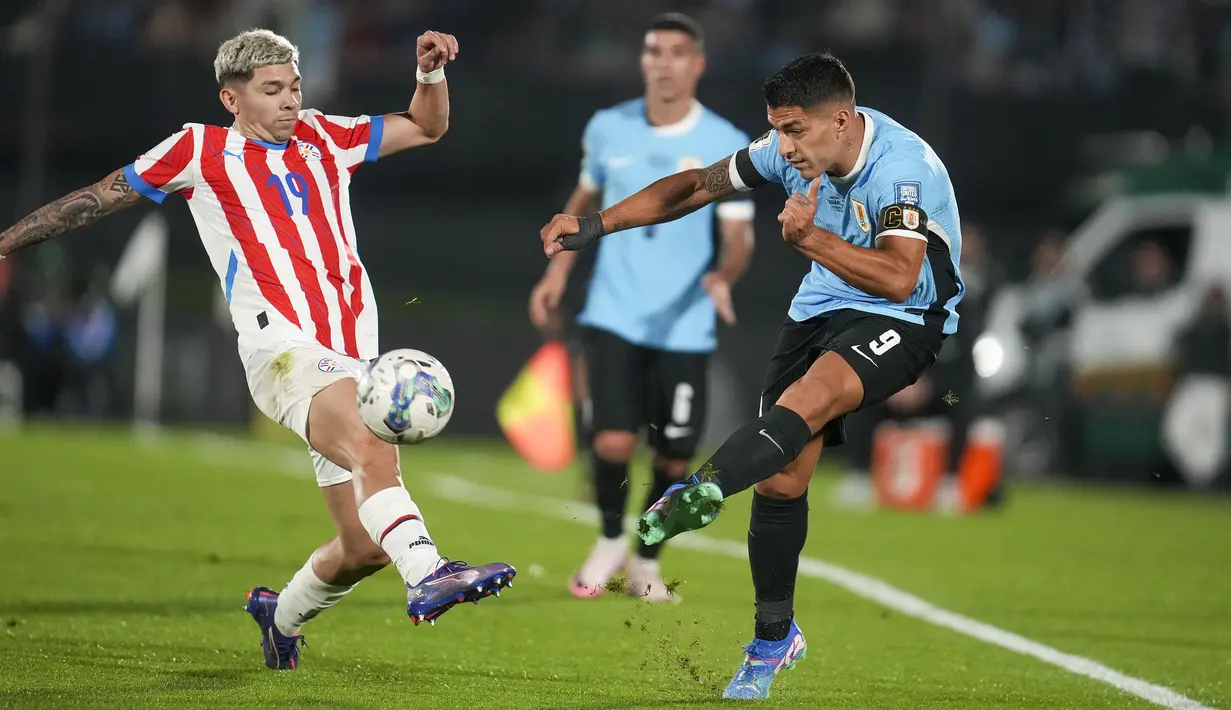 Pemain Uruguay, Luis Suarez melakoni laga terakhirnya dengan Timnas Uruguay saat laga kualifikasi Piala Dunia 2026 melawan Paraguay yang berlangsung di Stadion Centenario, Montevideo, Uruguay, Sabtu (07/09/2024) WIB. (AFP/Dante Fernandez)