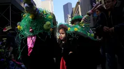 Sejumlah bocah mengenakan topi unik saat menghadiri Parade Paskah dan Festival Bonnet di New York City, Minggu (5/6/2015). (Reuters / Eric Thayer)