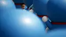 Seorang anak kecil saat bermain di antara patung – patung Doraemon, Seoul, Korea Selatan,Senin (31/8/2015). Pameran ini berlangsung dari 28 Agustus sampai 4 oktober. (REUTERS/Kim Hong – Ji)