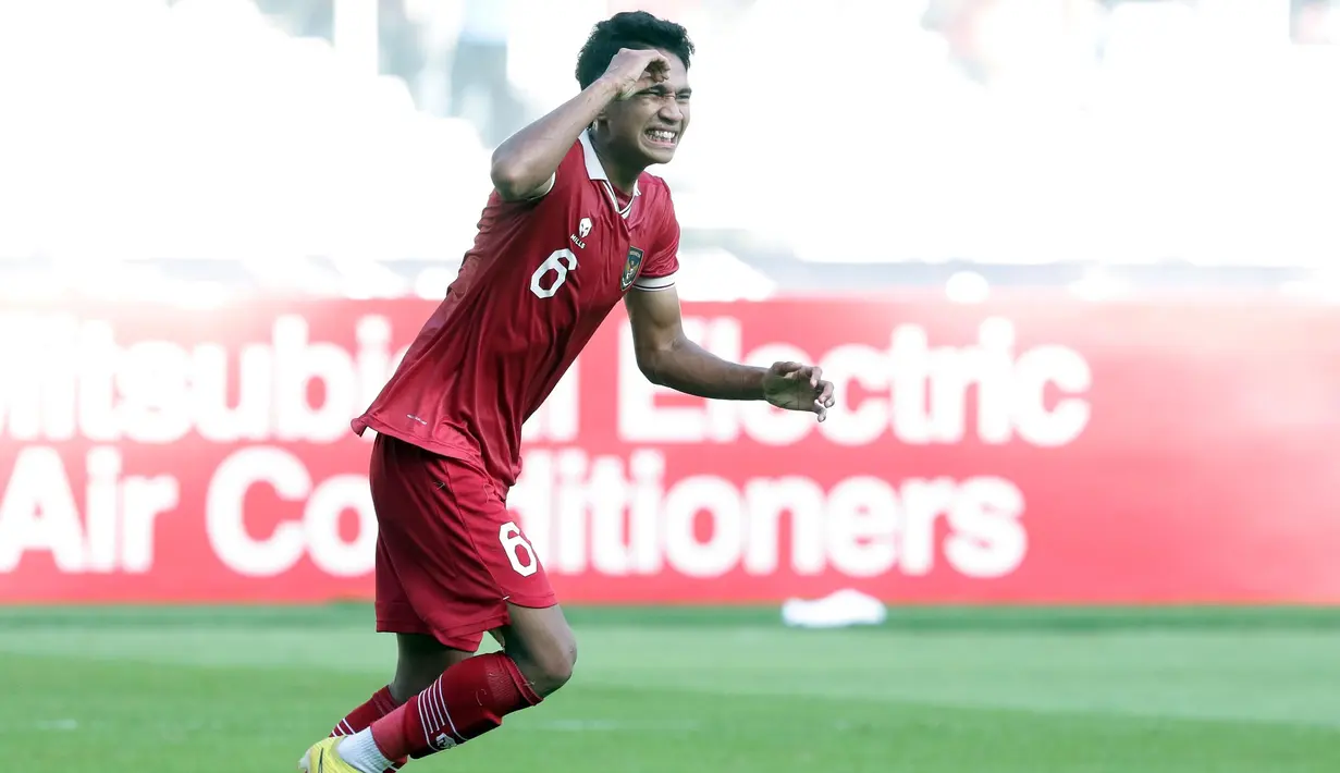 Ekspresi pemain depan timnas Indonesia, Marselino Ferdinan saat gagal memanfaatkan peluang mencetak gol ke gawang Vietnam pada laga kandang semifinal Piala AFF 2022 melawan Vietnam di Stadion Utama Gelora Bung Karno, Jakarta, Jumat (6/1/2023). Laga berlangsung ketat, kedua tim saling adu serang. Laga berakhir imbang 0-0. (Liputan6.com/Helmi Fithriansyah)