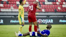 Fairplay dan saling respek ketika Gustavo Almeida sigap bantu menangani keram bek Persib Bandung, Gabriel Mutombo, di Semifinal Piala Presiden 2026 yang berlangsung di Stadion Kapten I Wayan Dipta, Gianyar, Selasa (4/8/2026). (Bola.com/Alit Binawan)