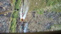Pemadaman kebakaran hutan dan lahan (karhutla) di Sumsel menggunakan helikopter (Liputan6.com / Nefri Inge)