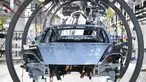 Rangka mobil listrik Porsche Taycan saat proses perakitan di pabrik perusahaan Porsche AG di Stuttgart, Jerman, Rabu (4/3/2020). Porsche Taycan merupakan mobil bertenaga listrik pertama  dari pembuat mobil mewah Jerman, Porsche AG. (AFP Photo/Thomas Kienzie)