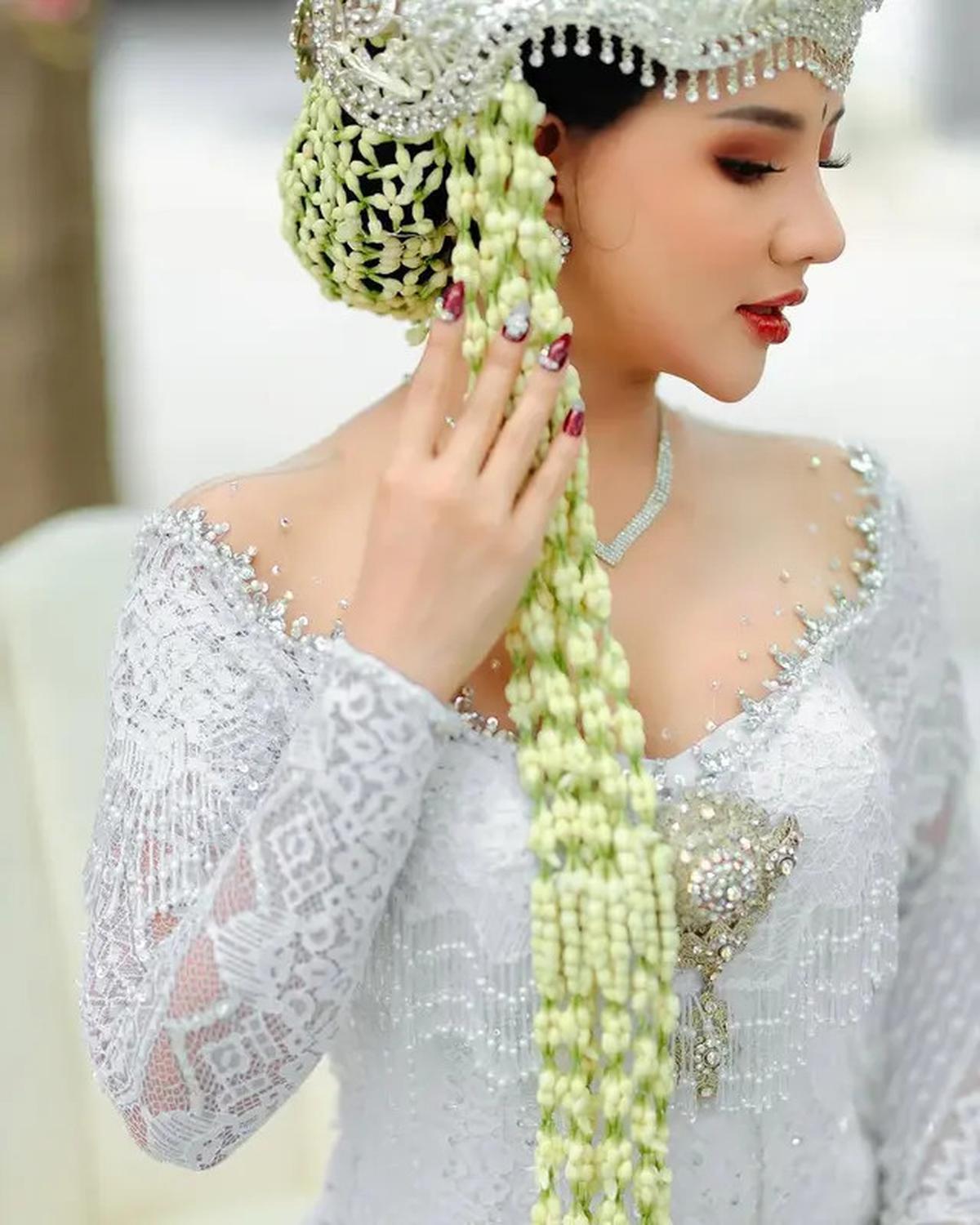 7 Potret Penyanyi Lala Widy Pakai Gaun Pengantin Adat Sunda, Tampil Anggun