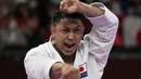 Cabang olahraga karate sendiri memulai debutnya di Olimpiade Tokyo 2020 ini. Ada dua nomor yang dilombakan yaitu kata dan kumite. Dalam nomor kata, atlet melakukan serangkaian gerakan defensif dan ofensif yang menargetkan lawan yang tidak ada. (Foto: AP/Vincent Thian)