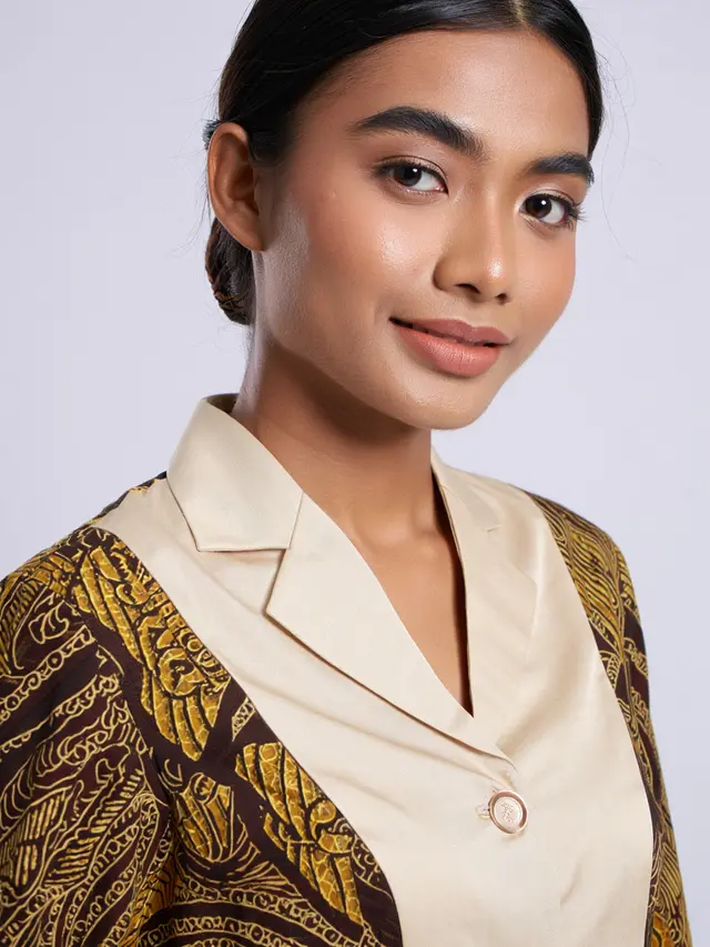 Kemeja Batik Wanita Kombinasi Kain Polos dan Kerah Blazer Kekinian