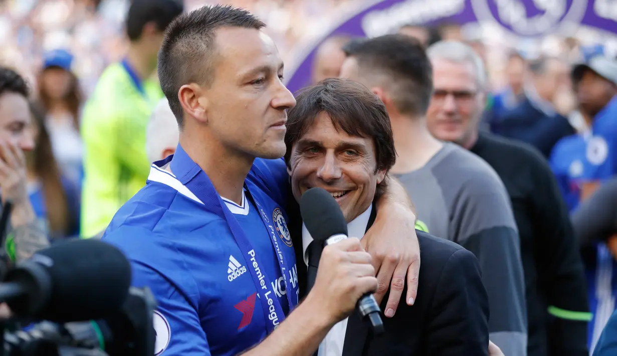 Kapten tim Chelsea John Terry memberikan testimoni usai pertandingan melawan Sunderland di Stamford Bridge, Inggris, Minggu (21/5). Pertandingan ini menjadi pertandingan terakhir John Terry atas debutnya di The Blues (AP Photo/ Frank Augstein)