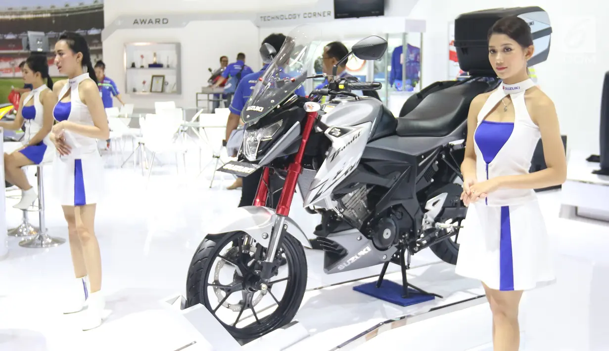 SPG berpose di samping motor Suzuki selama pameran Pameran Indonesia Motorcycle Show (IMOS) 2018 di JCC, Jakarta, Kamis (1/10). IMOS 2018  berlangsung pada 31 Oktober-4 November 2018. (Liputan6.com/Angga Yuniar)