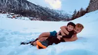 Raffi Ahmad mendekap erat Rafathar saat berada di Zermatt, Swiss (Dok.Instagram/@raffinagita1717/https://www.instagram.com/p/B6O9NtHhSOF/Komarudin)