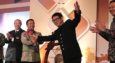 Duta Wushu Dunia Jet Li saat diserahkan pemukul gong oleh Menpora Imam Nahrawi untuk membuka Kejuaraan Dunia Wushu ke-13 di Jakarta Convention Centre, Jakarta, Jumat (13/11/2015). (Liputan6.com/Angga Yuniar)