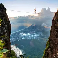 Berjalan di antara dua bukit batu dengan hidup digantungkan di seutas tali. (Lazy Penguins)