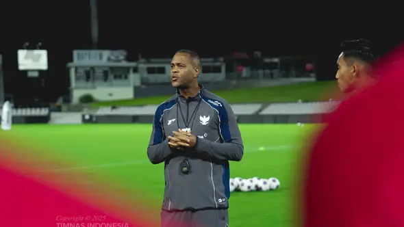 <p>Pelatih kepala Timnas Indonesia, Patrick Kluivert sesi latihan perdana Timnas Merah-Putih di Stadion Netstrata Jubilee, Sydney, Selasa (18/3/2025) malam jelang laga melawan Timnas Australia (Dok. PSSI)</p>