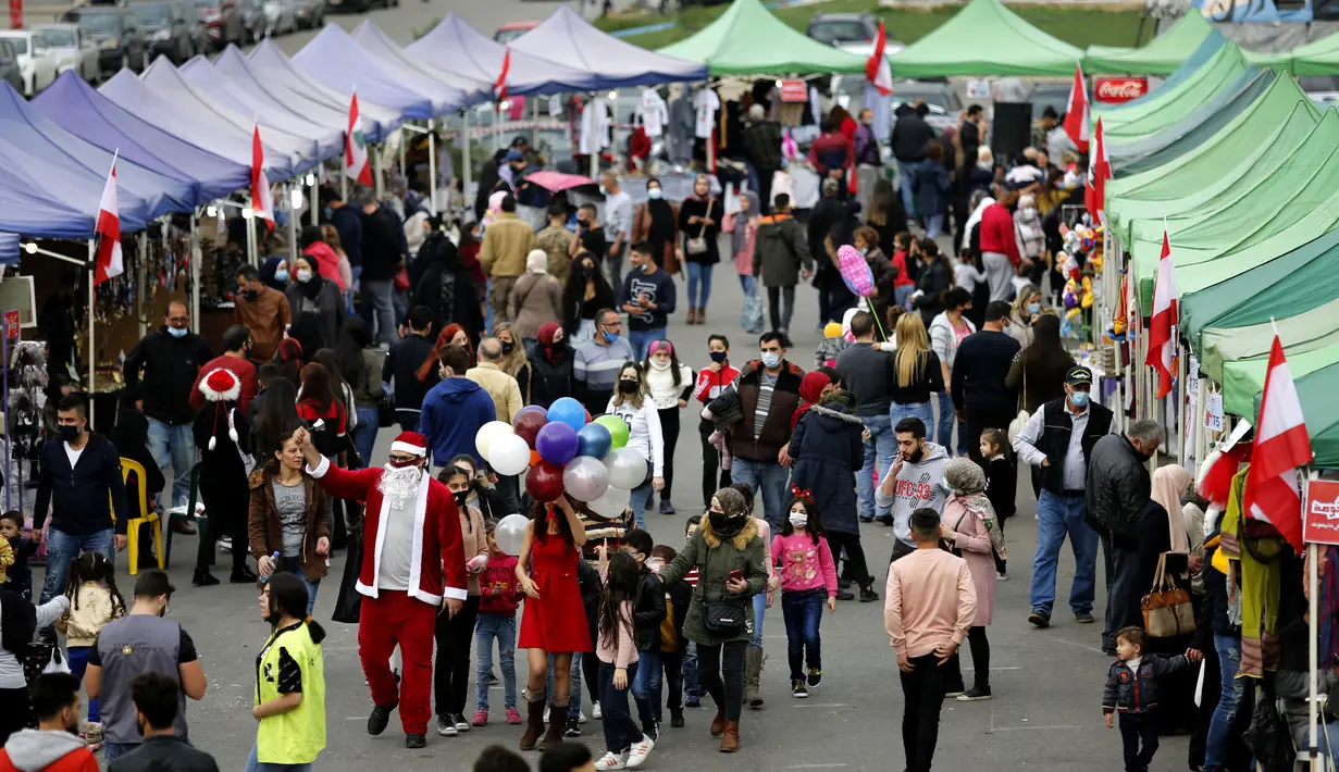Orang-orang mengunjungi pasar Natal di pusat kota Beirut, Lebanon, pada 13 Desember 2020. Baru-baru ini, berbagai dekorasi Natal telah dipasang di pusat kota Beirut untuk menyambut liburan Natal dan Tahun Baru mendatang meski sedang dilanda pandemi COVID-19 dan krisis ekonomi. (Xinhua/Bilal Jawich)