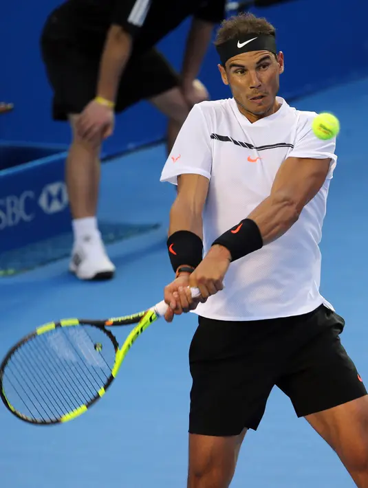 Ekspresi petenis asal Spanyol Rafael Nadal mengembalikan bola pukulan lawannya, petenis asal Jepang Yoshihito Nishioka dalam babak perempat final turnamen Meksiko Terbuka 2017 di Cancha Central, Acapulco, Kamis (2/3). (AP Photo/Enric Marti)