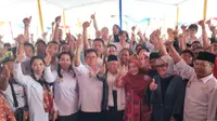 Cawapres Ma'ruf Amin berfoto bersama para kader dan relawan saat peresmian kantor TKD Sumsel (Liputan6.com / Nefri Inge)