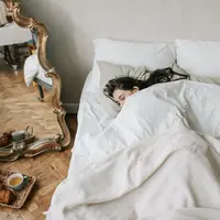 Ilustrasi wanita tidur, bermimpi. (Foto oleh Vlada Karpovich: https://www.pexels.com/id-id/foto/orang-wanita-tempat-tidur-pagi-5357341/)