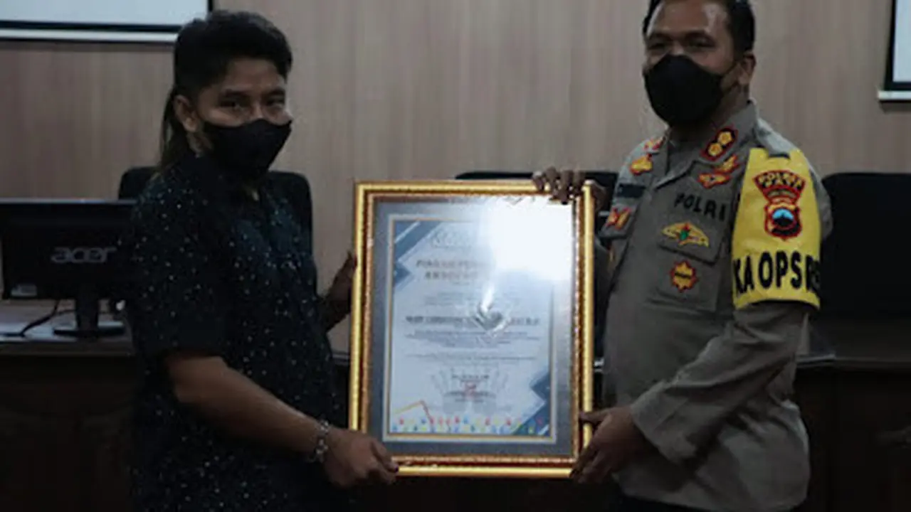 Kapolres Pati menerima penghargaan
