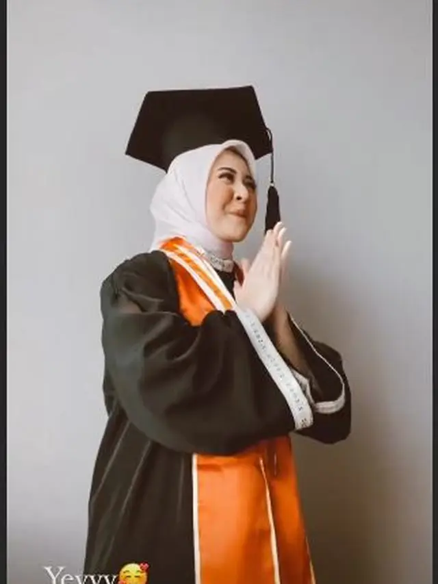 6 Momen Bahagia Kesha Ratuliu saat Wisuda, Ditemani Tunangannya