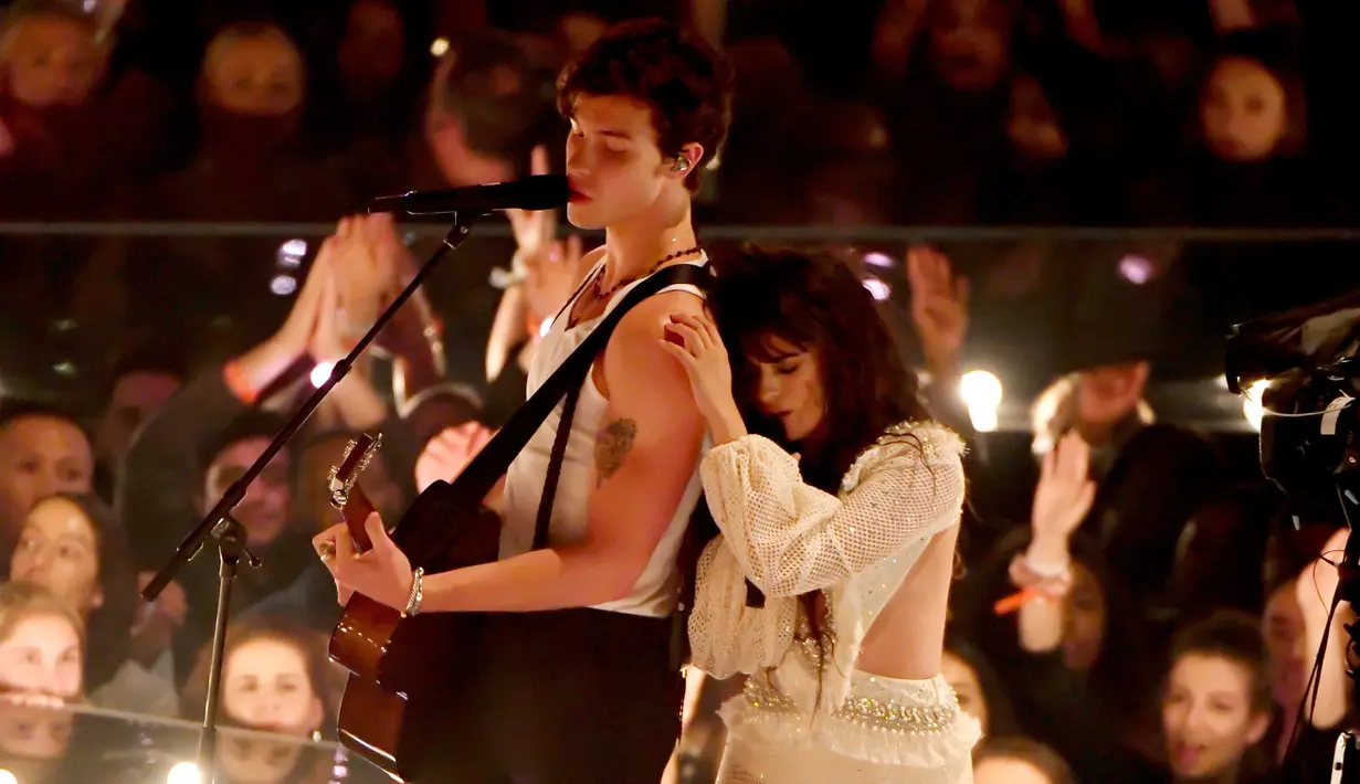 Shawn Mendes dan Camila Cabello saat tampil di atas panggung MTV VMA's 2019 di New Jersey, AS (26/8/2019). Keduanya tampak sangat mesra bahkan mereka hampir berciuman di atas panggung saat hidung Shawn Mendes dan Camila Cabello bersentuhan. (Noam Galai/Getty Images/AFP)
