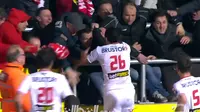 Video selebrasi gol yang membawa musibah bagi fans tim Kortrijk di Liga Pro Belgia. Euforia gol membuat fans terjatuh saat ikut bergembira.