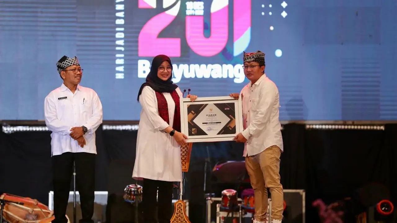 Bupati Banyuwangi Ipuk Fiestiandani memberikan penghargaan Banyuwangi Rebound Award 2022 kepada insan berprestasi. (Istimewa)