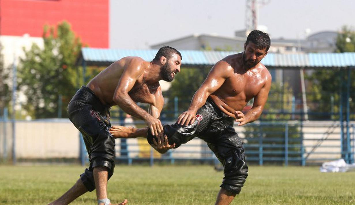 Berbagai teknik boleh digunakan asal tidak membahayakan lawan. (AFP Photo/Adem Altan)