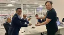 <p>Mereka tengah berkunjung dan diajak tur keliling pabrik mobil dan baterai Tesla. Rombongan Indonesia itu pun turut menyaksikan proses kerja di pabrik tersebut. (Foto: Anindya Bakrie/ Instagram).</p>