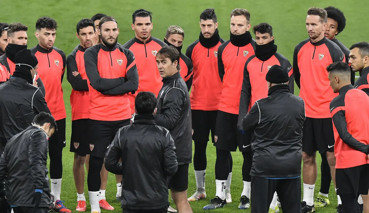 Pelatih Sevilla, Julen Lopetegui berbicara dengan para pemainnya selama sesi latihan tim di Signal Iduna Park, Dortmund, Jerman (8/3/2021). Borussia Dortmund sebelumnya berhasil mengalahkan Sevilla dengan skor 3-2 di leg pertama. (AP Photo/Martin Meissner)