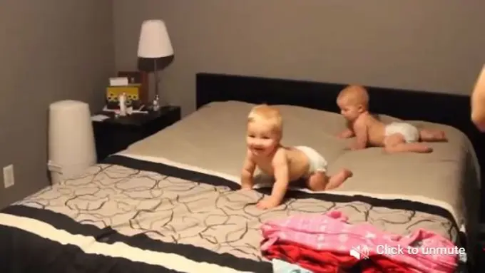 [Bintang] Perjuangan Ayah Gantikan Baju 3 Anak Kembarnya, Kocak Abis!