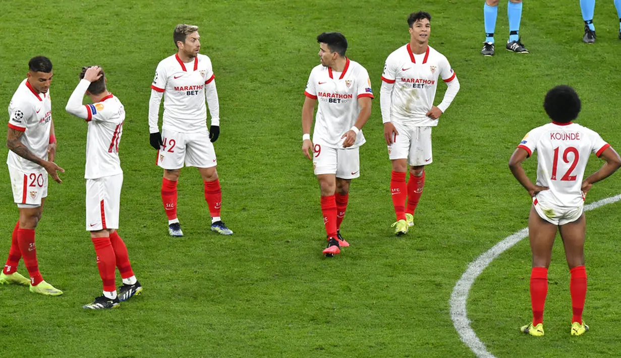 Reaksi para pemain Sevilla FC usai menghadapi Borussia Dortmund pada pertandingan leg kedua babak 16 besar Liga Champions di Dortmund, Jerman, Selasa (9/3/2021). Laga berakhir imbang 2-2. (AP Photo/Martin Meissner, Pool)