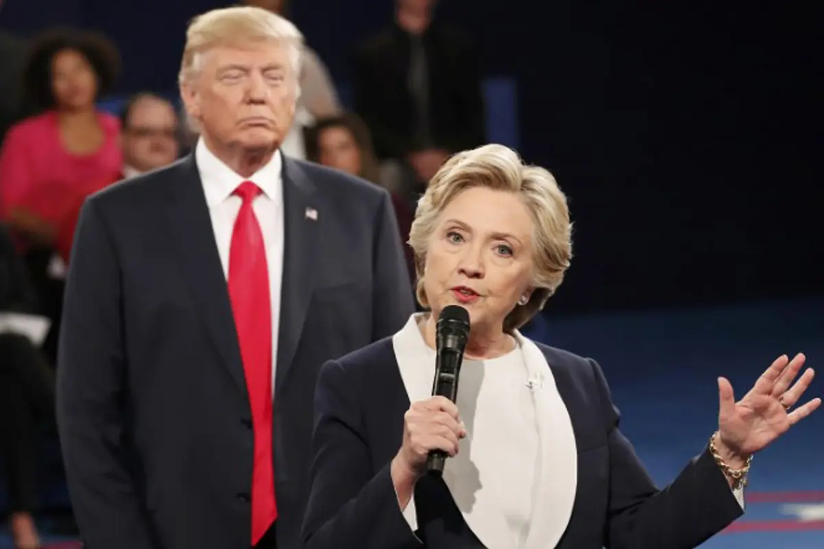 20161010-Donald-Trump-belakang-clinton-Reuters-Ap3