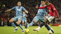 Pemain MU, Marcus Rashford (kanan), beberapa kali mengancam gawang Aston Villa dalam pertandingan pekan ke-19 Liga Inggris 2023/2024 yang berlangsung di Old Trafford, Rabu (27/12/2023). (AP Photo/Dave Thompson)