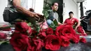 Pedagang menata bunga mawar di Rawa Belong, Jakarta (13/2). Keuntungan dari hari biasa memang didapatkan pedagang karena banyaknya masyarakat membeli bunga mawar khusus dibagikan kepada keluarga atau seseorang yang disayangi. (Liputan6.com/Johan Tallo)