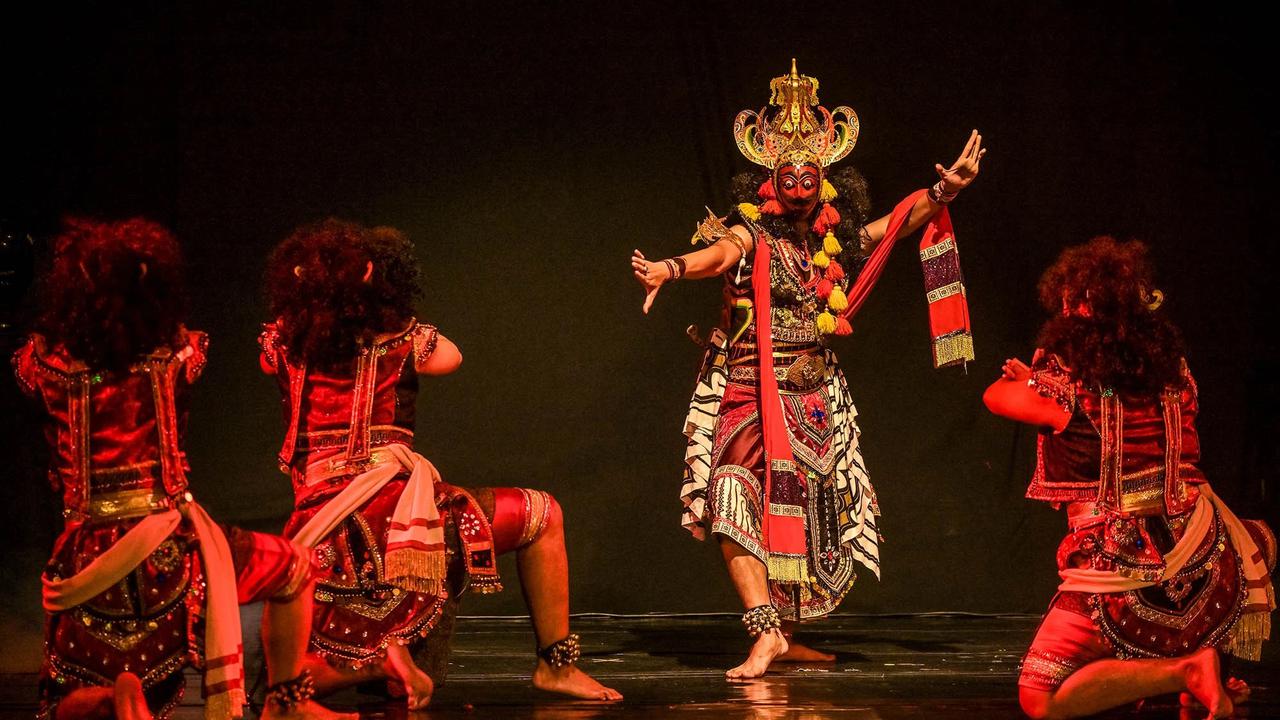FOTO: Wayang Topeng Panji Hadirkan Pesona Tradisi di Taman Budaya Surabaya